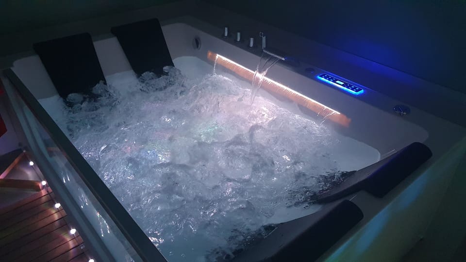 Indoor spa tub