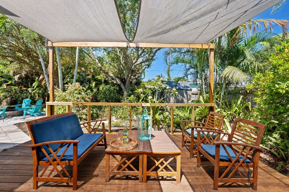 Tropical outdoor patio with plenty of comfortable seating