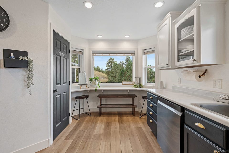 Contemporary kitchen layout w/ streamlined cabinets & prep space