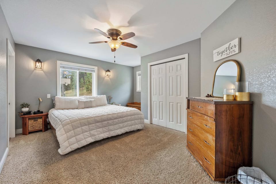 Quiet bedroom w/ simple décor and a restful feel