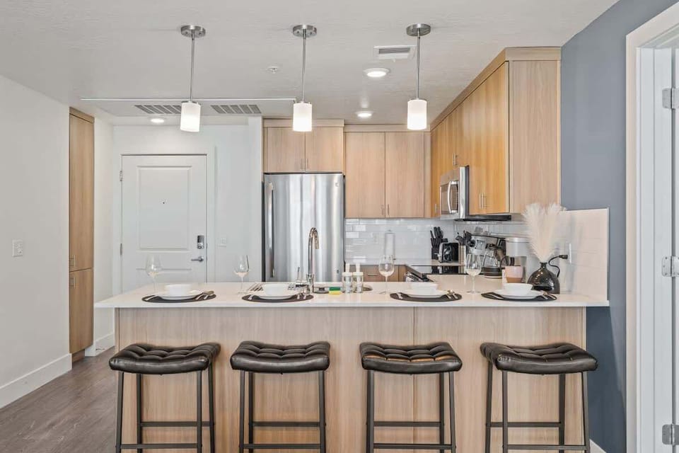 Cook with ease in our fully equipped kitchen, featuring a modern oven and complete sets of utensils.