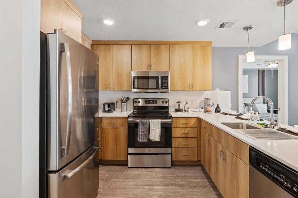 Cook with ease in our fully equipped kitchen, featuring a modern oven and complete sets of utensils.