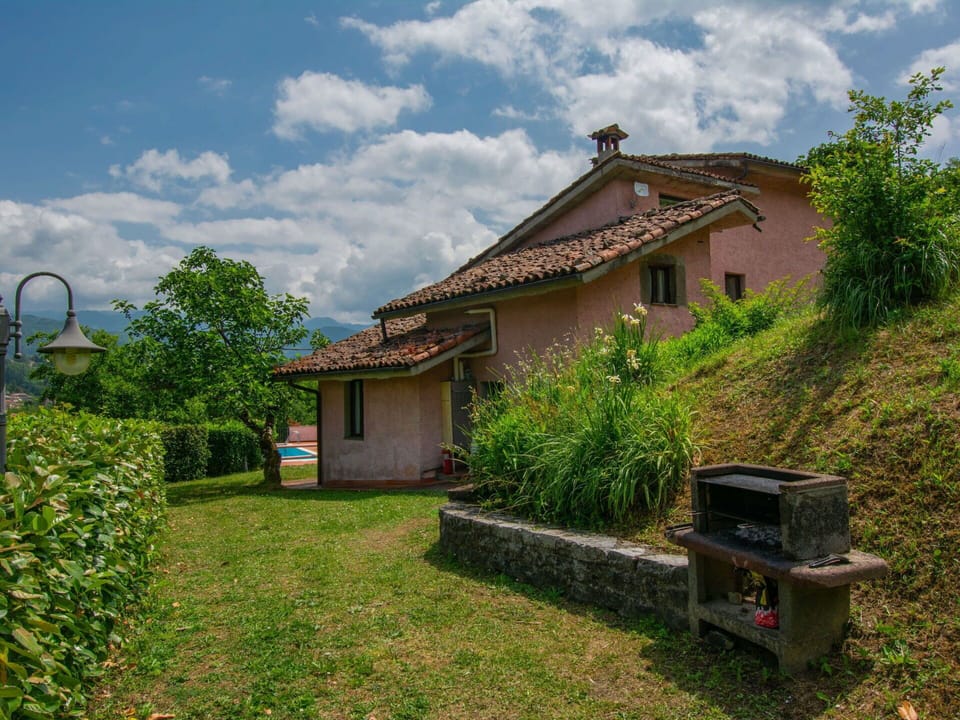 Grass, House, Rural Area, Shrub, Roof, Landscape, Hill, Cottage, Land Lot