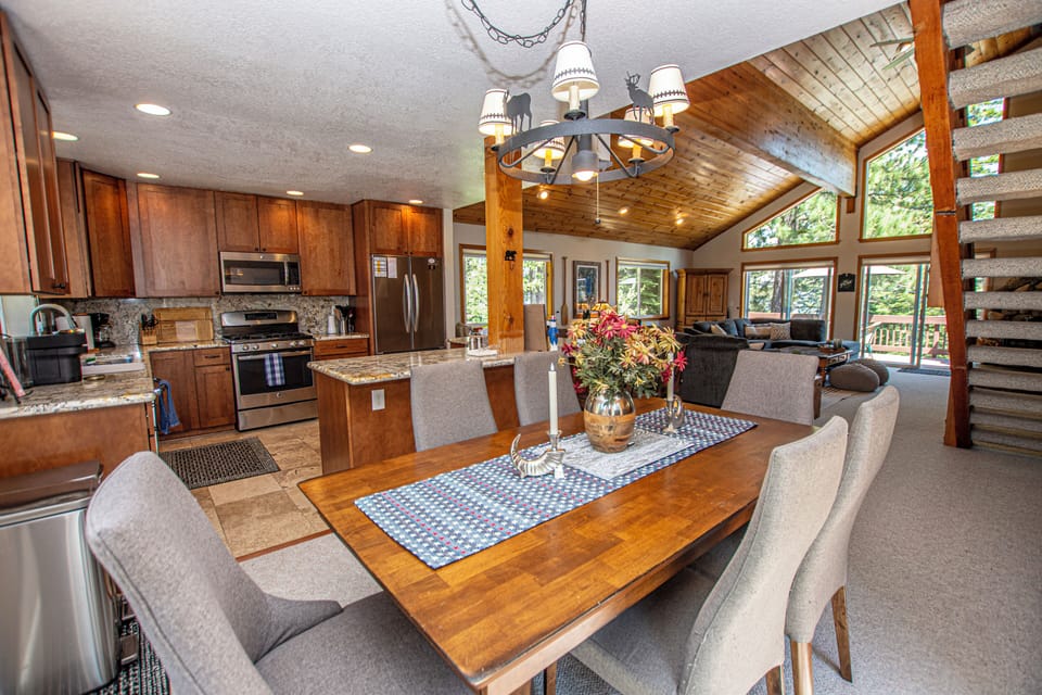 Eagle Pines - Dining Area and Kitchen