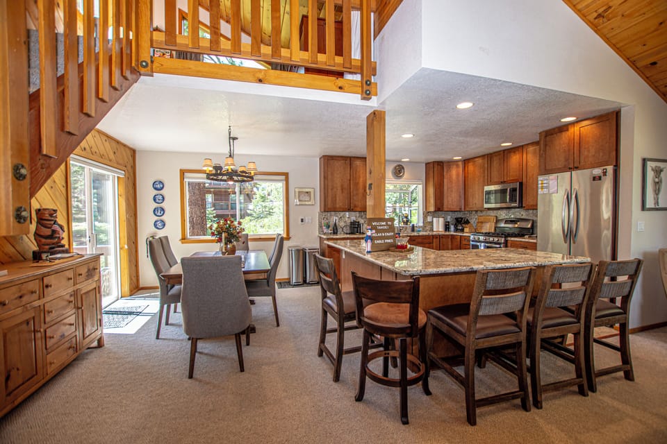 Eagle Pines - Kitchen and Dining Area