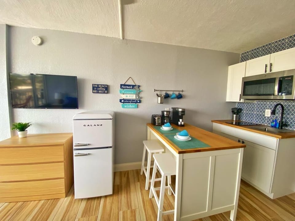 A modern kitchen with everything you need to feel at home.