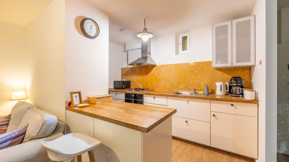 Warm and functional kitchen with a splash of personality—fully equipped for all your culinary needs.
#EquippedKitchen #PortoStay #CharmingDetails #KitchenWithCharacter