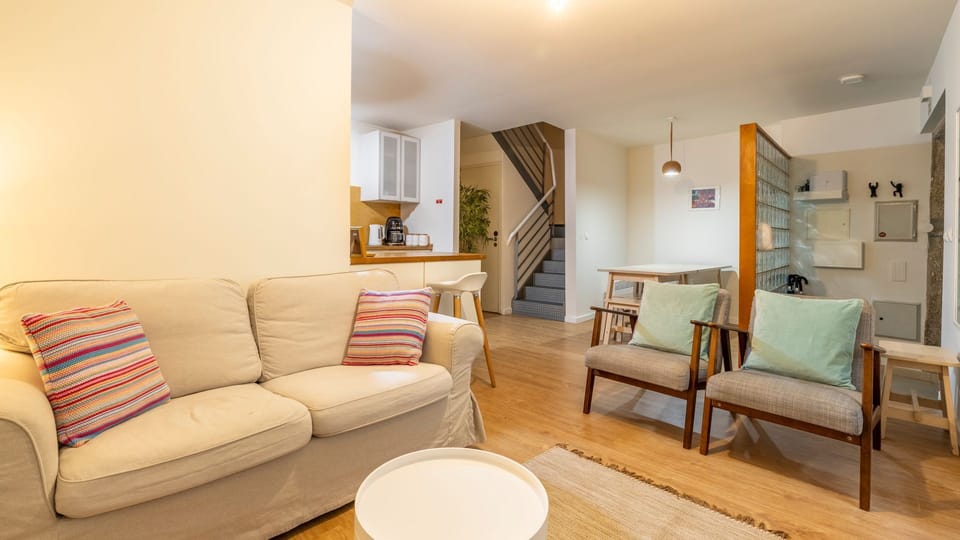 Eclectic and inviting open-plan living room with mid-century touches and a relaxed, homey vibe.
#RelaxedLiving #MidCenturyStyle #PortoRental #CosySpace