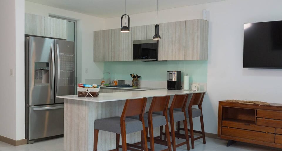 Desayunador y cocina / Breakfast and kitchen