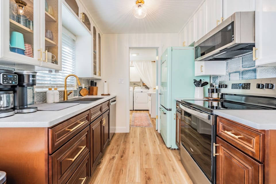 Fully stocked kitchen with Blender / toaster / drip coffee & pods for single cup