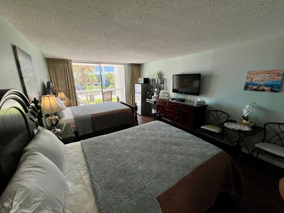 2 Queens in Bedroom