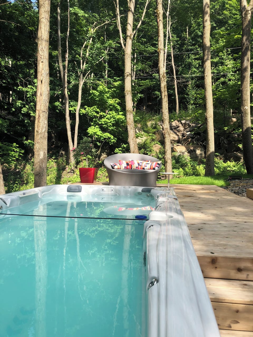 Outdoor spa tub