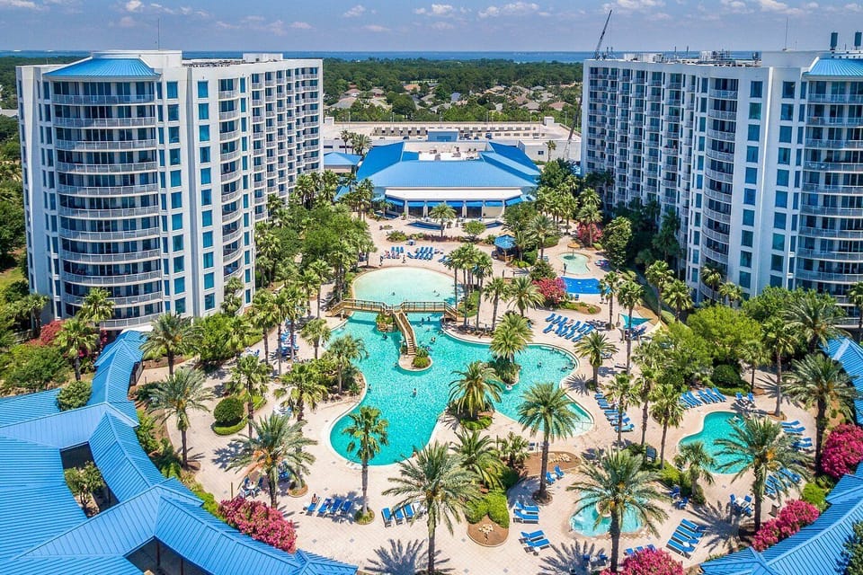 Fantastic resort amenities: Pools, Tennis Courts, Gym, Free Shuttle & more