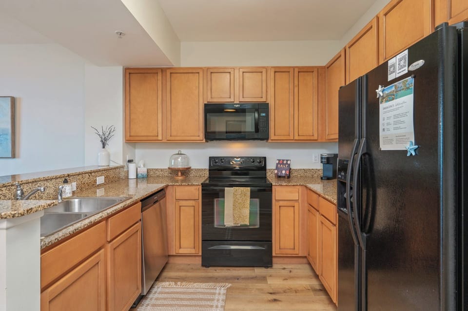 Fully stocked kitchen: All tableware, cookware, serving utensils, Keurig Machine
