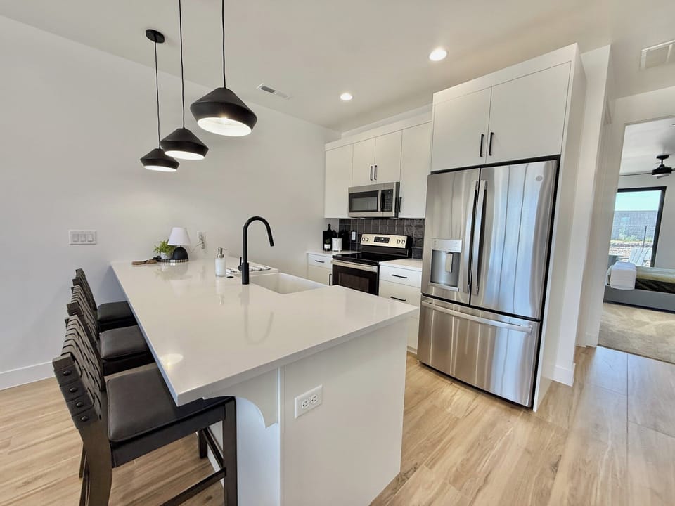 Sleek and stylish, our modern kitchen at Holiday H3 at Catori offers everything you need for gourmet meals and entertaining.