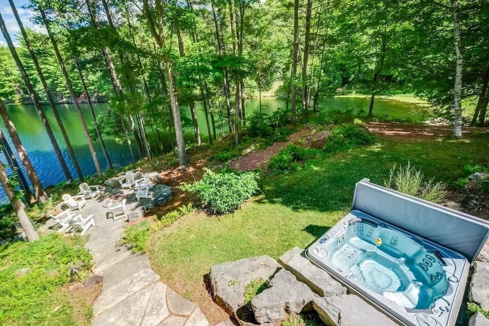 Outdoor spa tub