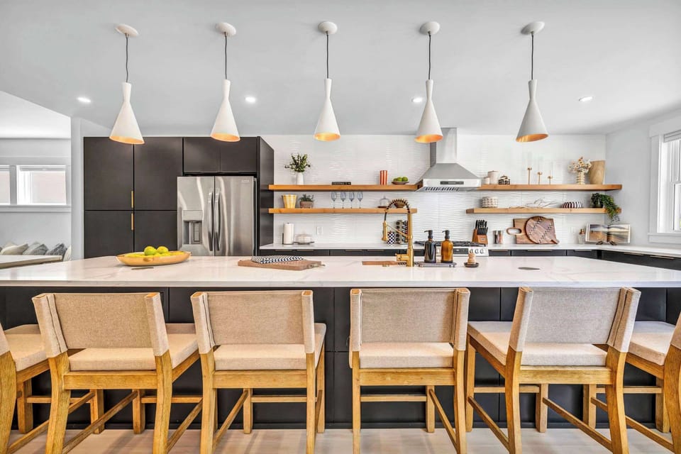 ✨ Entertain in Style
With designer lighting, spacious seating for 6, and top-of-the-line appliances, this open-concept kitchen is the perfect backdrop for your culinary adventures.