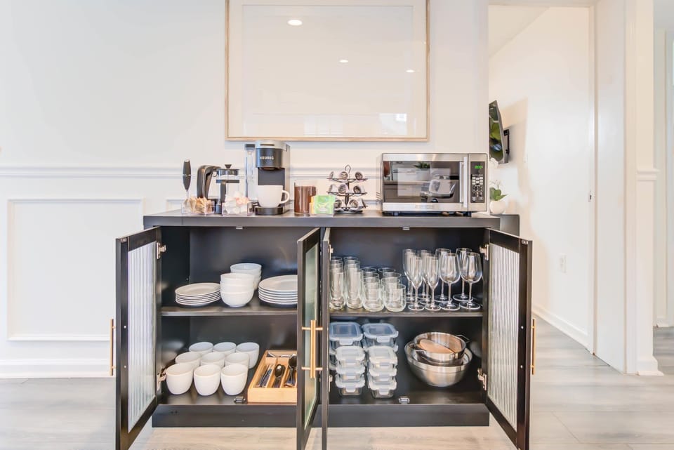 Fully stocked kitchen essentials: Enjoy complimentary coffee & tea, quality dishware and 
glassware, plus convenient appliances including a microwave and coffee maker—all 
within easy reach. 