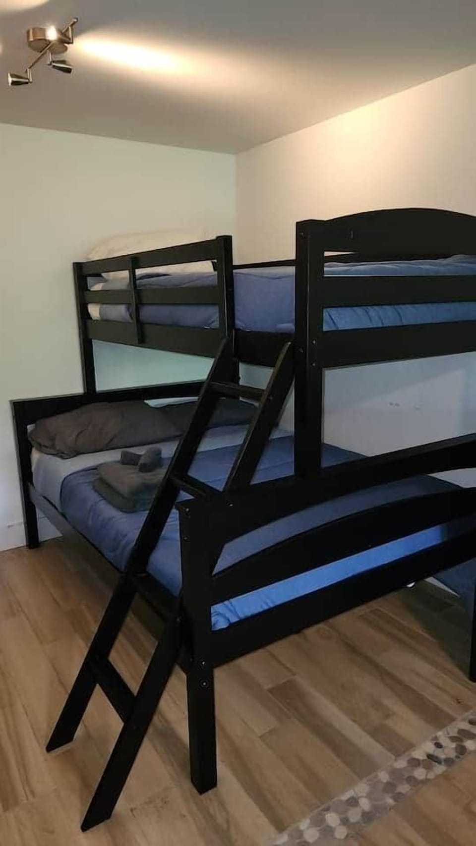 un lit superposé se trouve dans la chambre au sous-sol (lit double + lit simple)