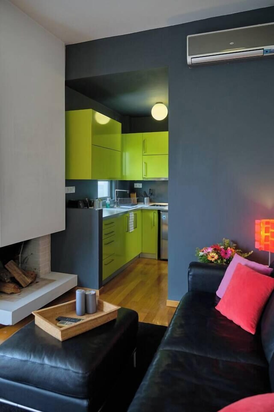 14b_Kitchenette &amp; fireplace
