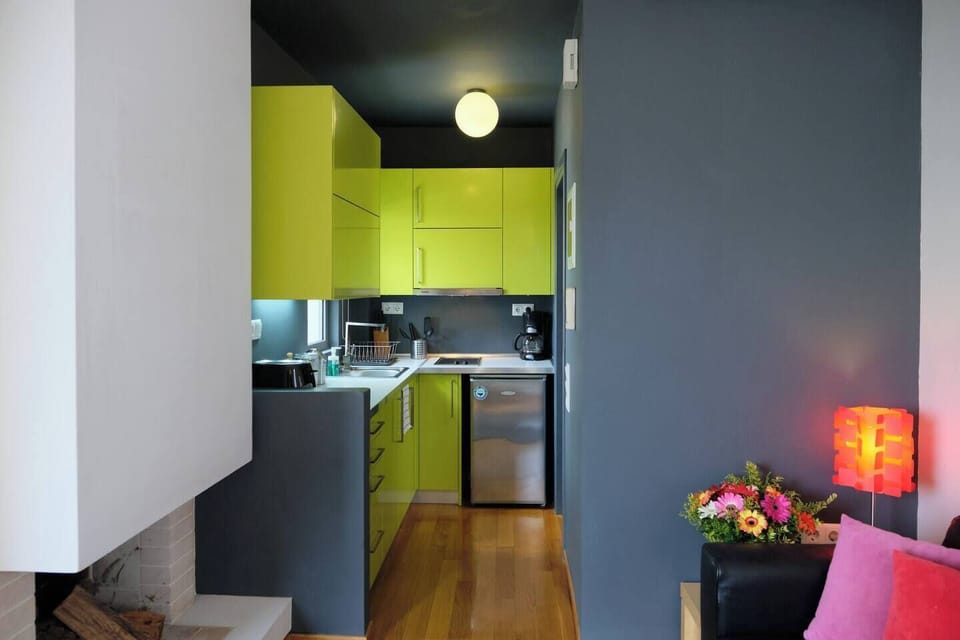 14_Fireplace, kitchenette &amp; sofa