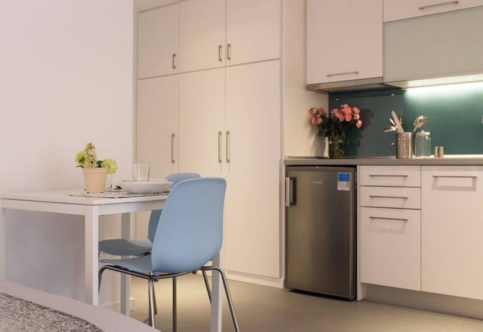 Dining table & kitchen