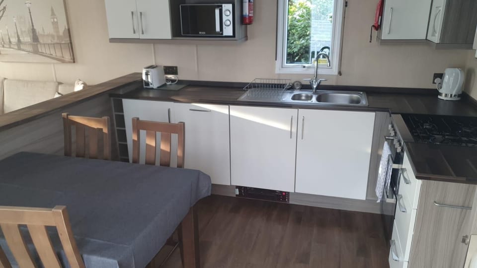 The seamless flow between the equipped kitchen and the comfortable lounge creates a sociable atmosphere, ensuring no one misses out on the conversation.