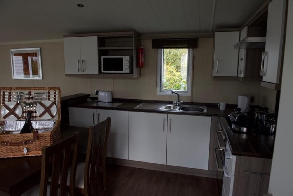 Prepare meals while still being part of the conversation, reminiscing on your trips to the Norfolk coast.