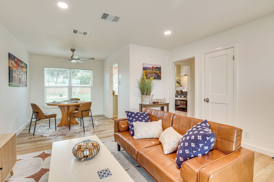 Living Room | Smart TV | Board Games | Central A/C