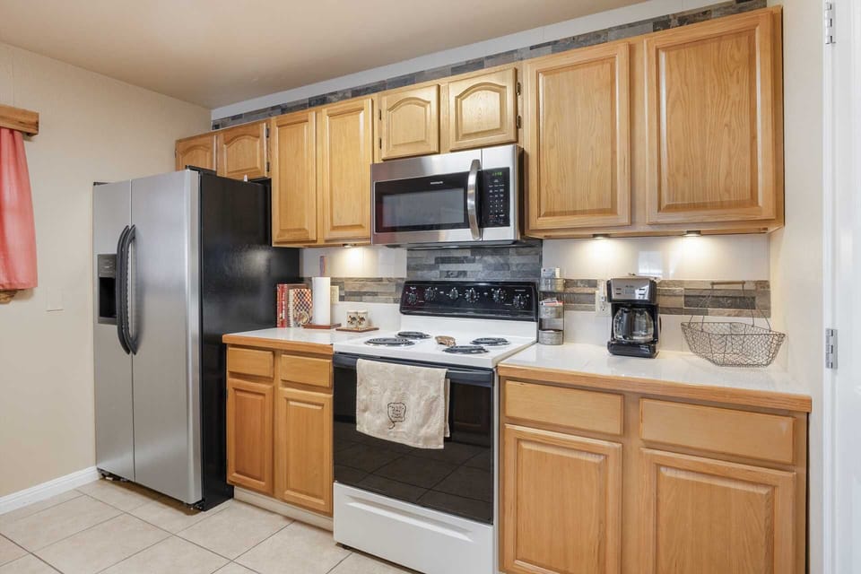 Cook with ease in our bright and fully equipped kitchen! Featuring sleek appliances, ample storage, and all the necessary cookware, you'll have everything you need to prepare delicious meals during your stay. Your perfect culinary escape awaits - book now!