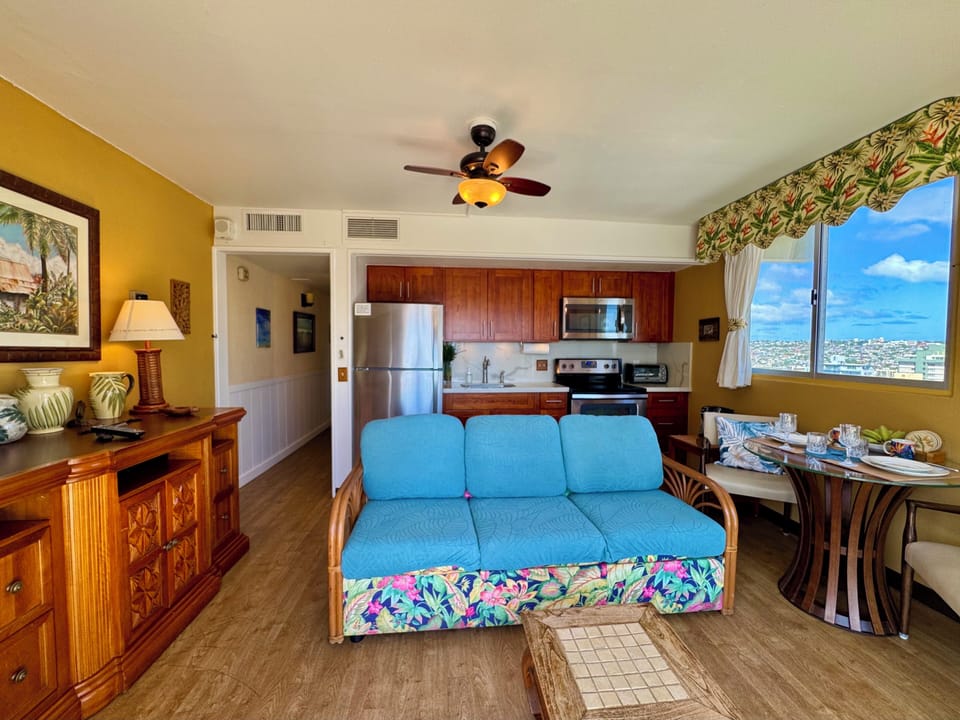 Golden Dream Cottage living room
