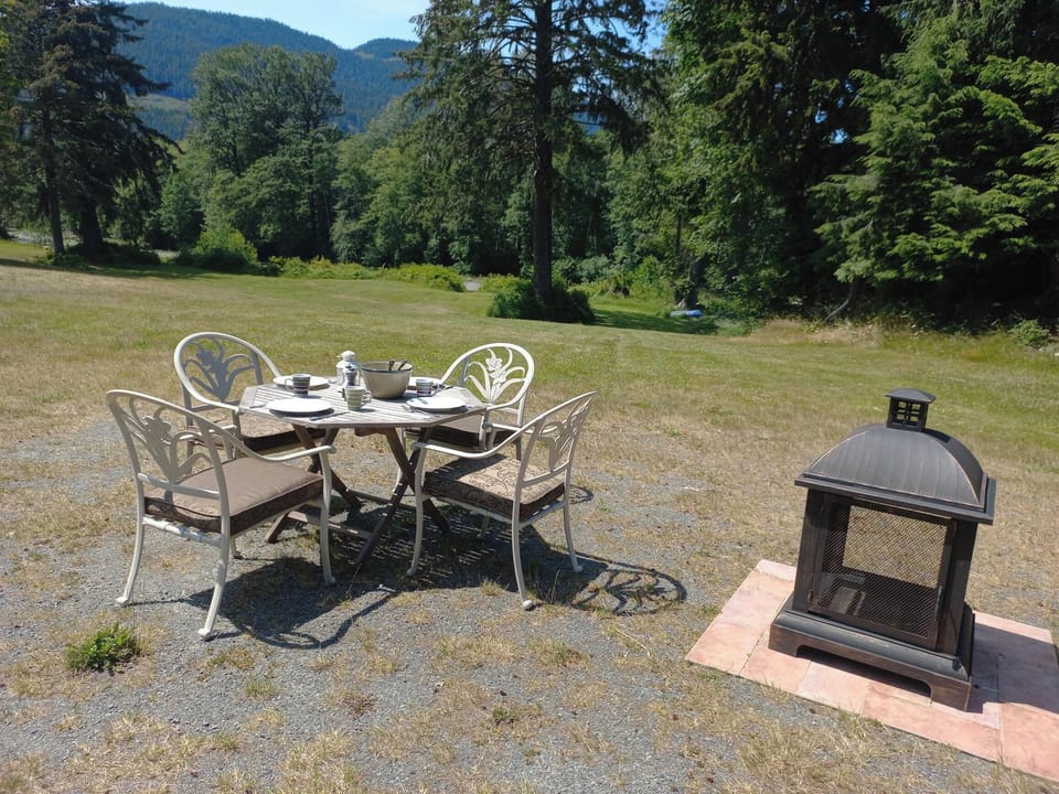 2nd outdoor dining area with firepit