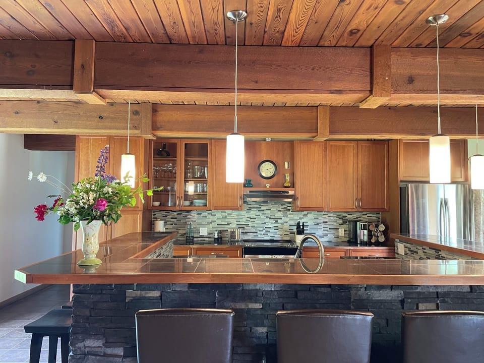Full kitchen with bar, stove, oven, dishwasher