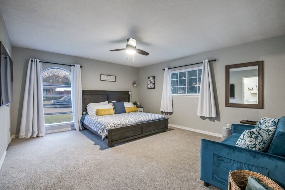 King size bed with comfortable mattress. 