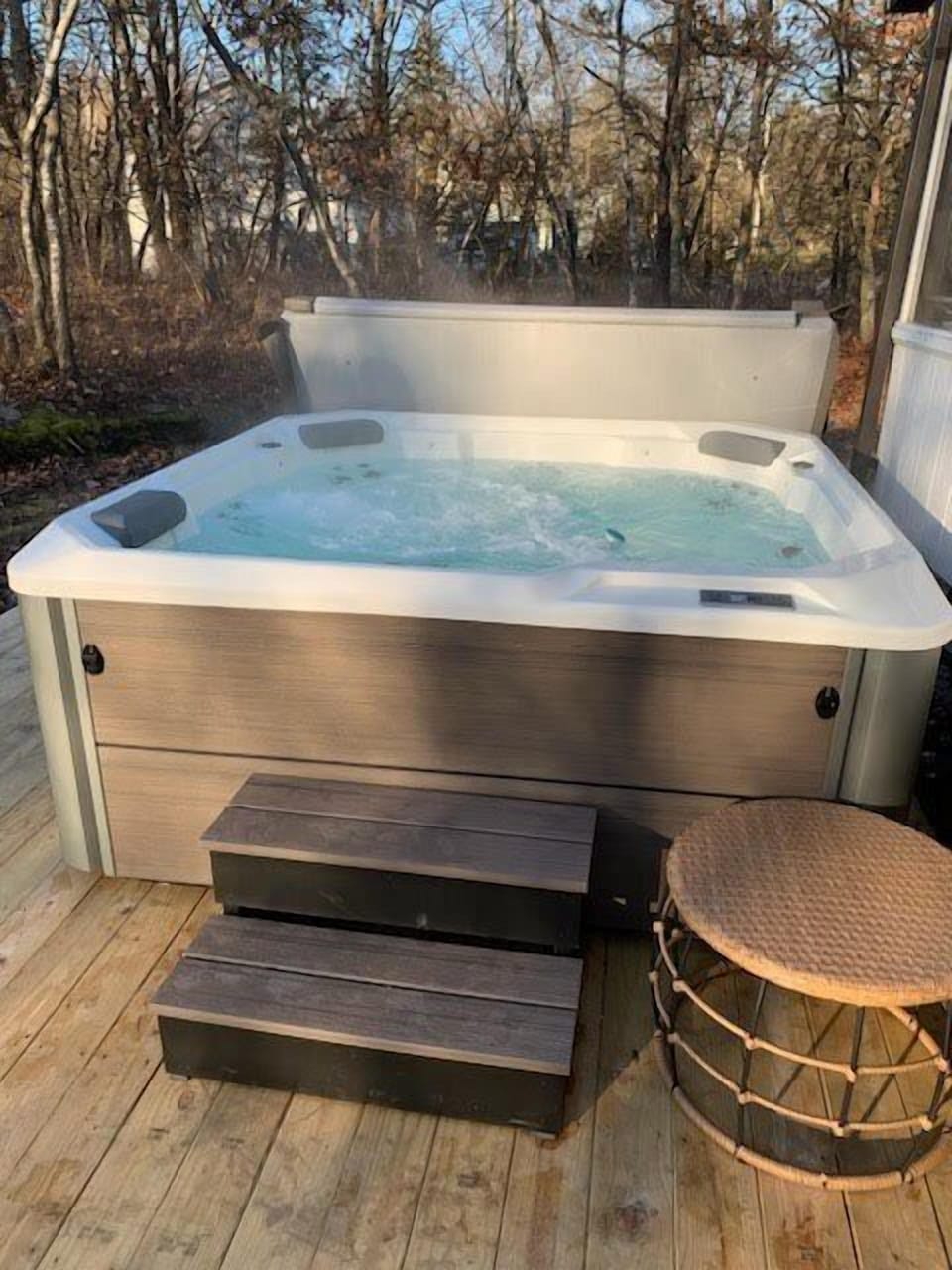 The hot tub is closed currently, It is not available for use.