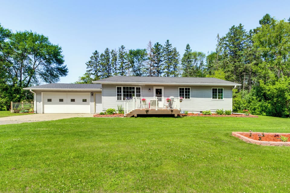 New York Mills Vacation Rental | 3BR | 2BA | 3,200 Sq Ft | Stairs to Enter