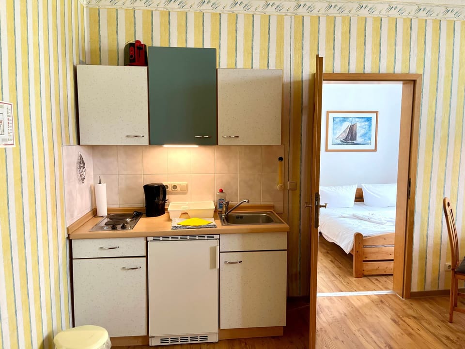 Small vacation apartment no. 16 - Pension Haus Edelweiß Bed and Breakfast in Binz