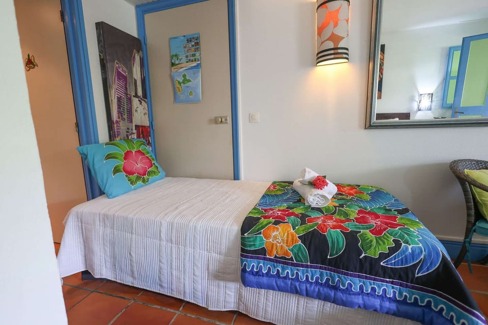 BED ROOM WITH 90x190 CM BED AND PRIVACY SCREEN
