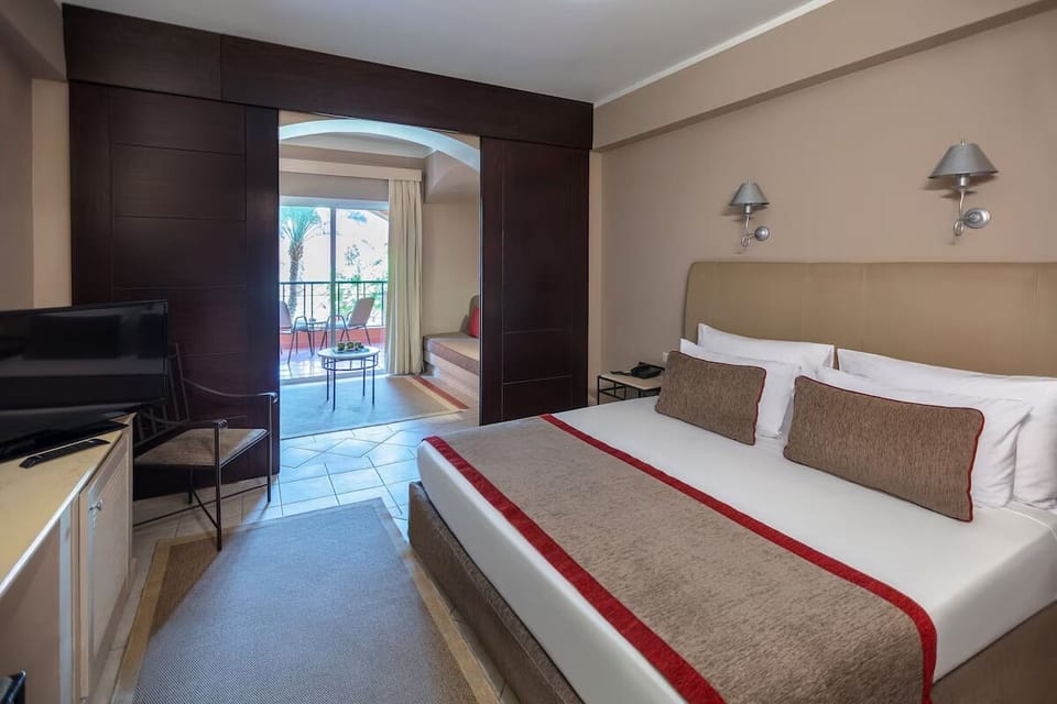 Unit with Queen or Twin beds (subject to availability). Exact unit will be assigned upon arrival. Views, colors, and decor may vary.