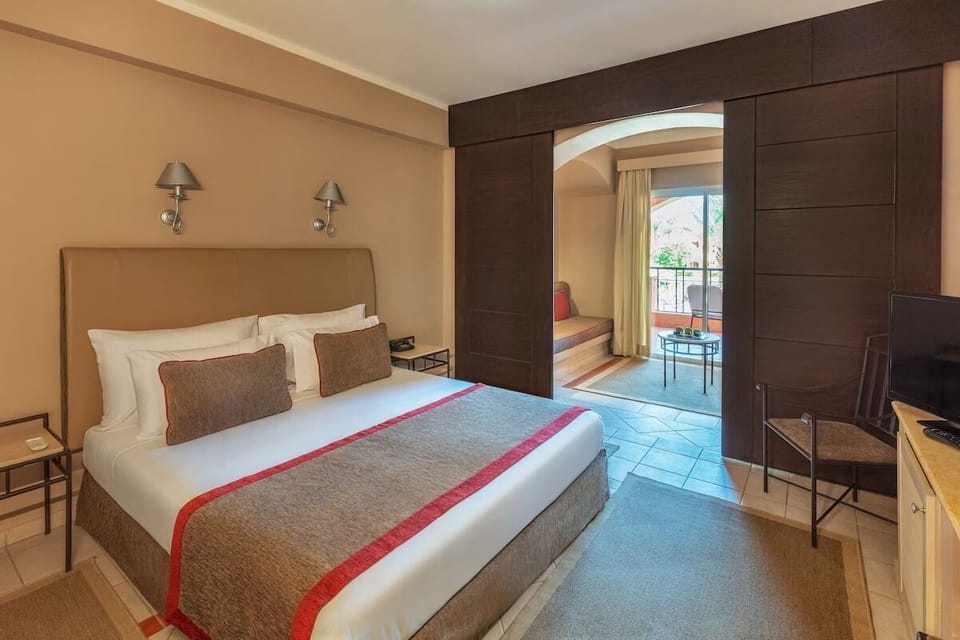 Unit with Queen or Twin beds (subject to availability). Exact unit will be assigned upon arrival. Views, colors, and decor may vary.
