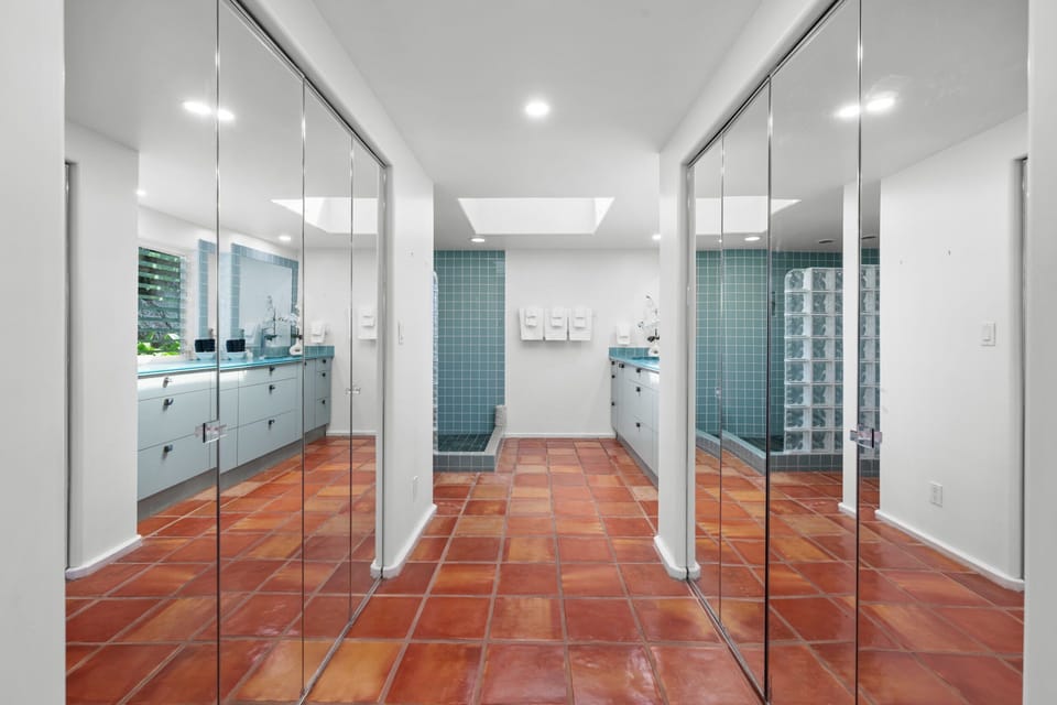 Mirrors, mirrors, mirrors! Catch every detail of your outfit.