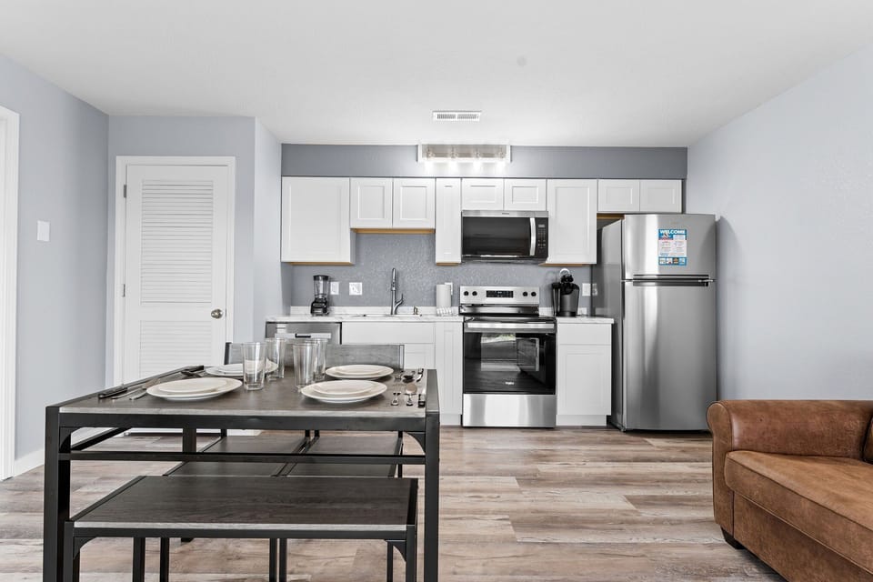 Kitchen / Dining Area