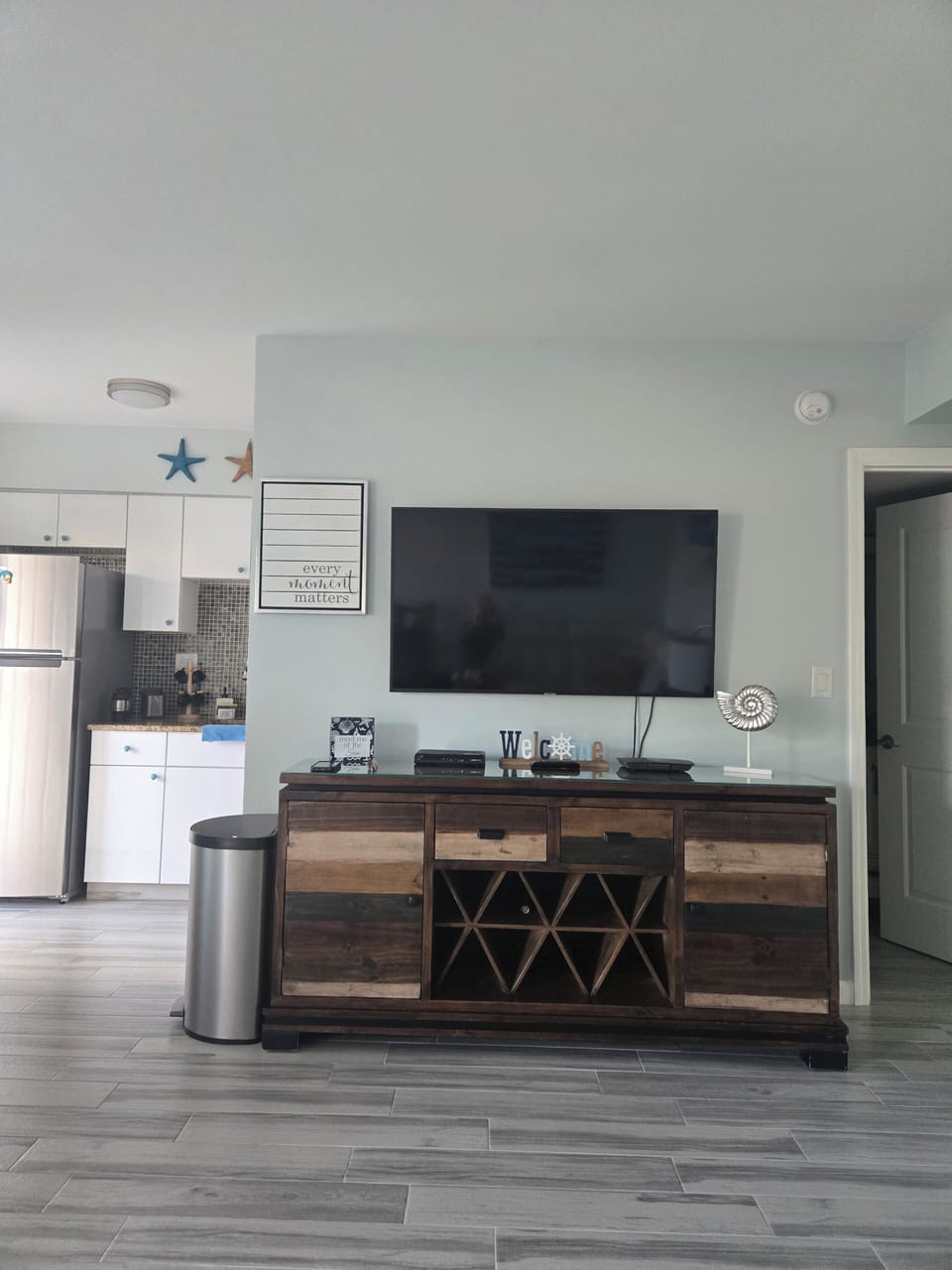 living room w/ tv