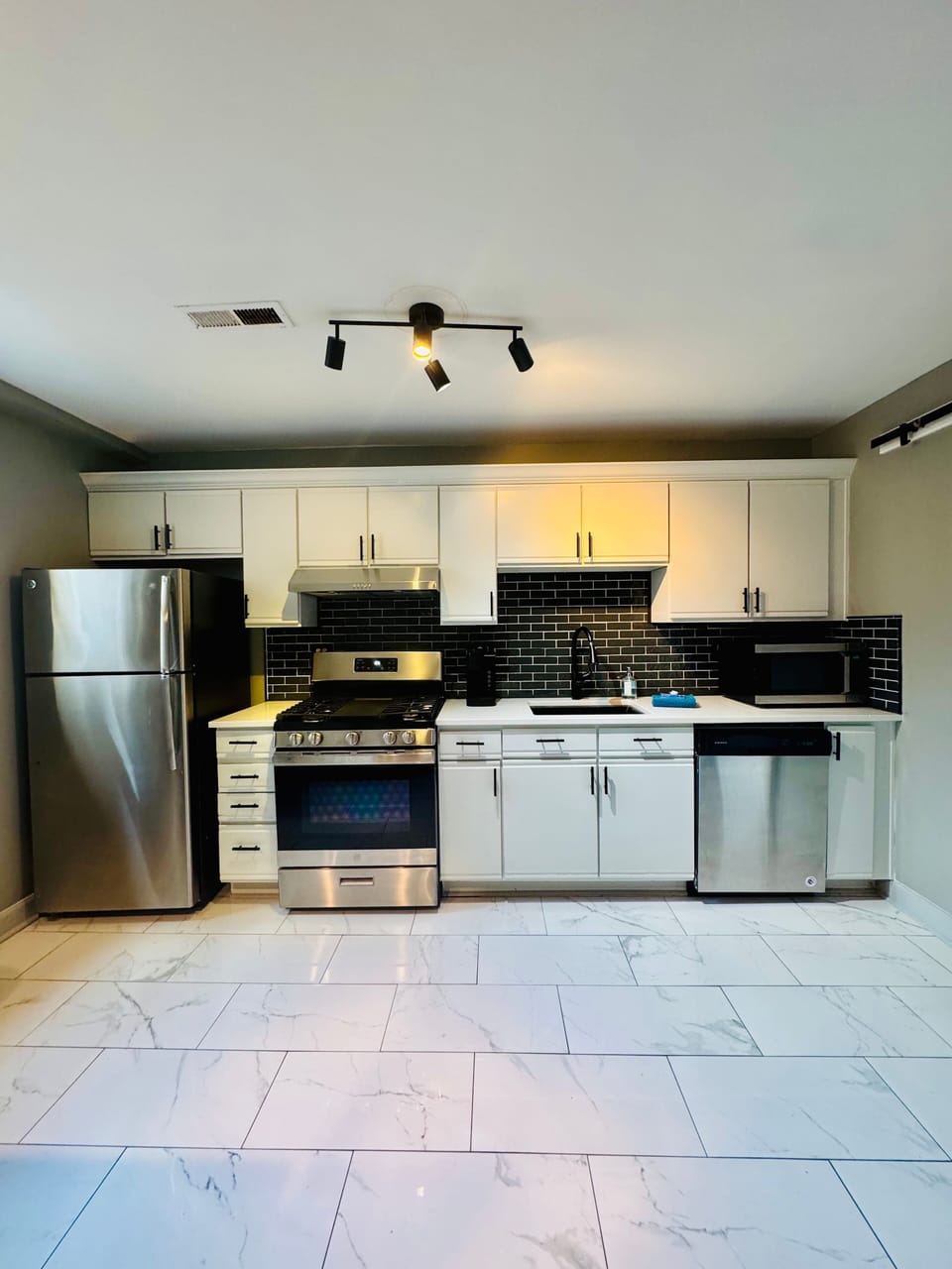 Full kitchen