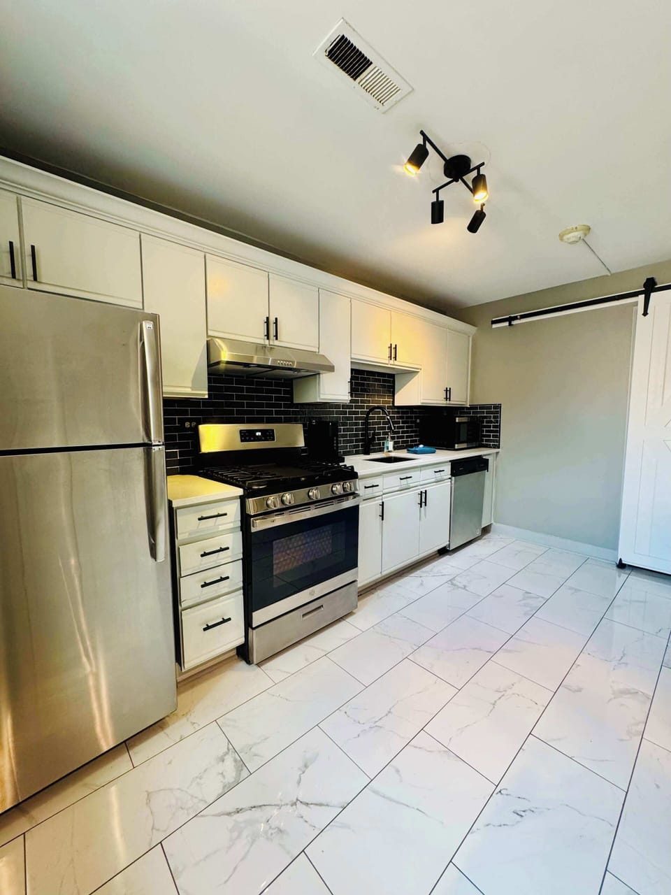 Full kitchen