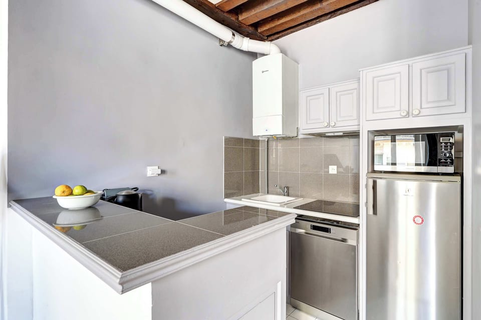 The kitchen is fully equipped to prepare a simple meal 