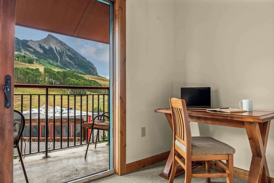 【Balcony】Step out to take in the mountain — your own outdoor space