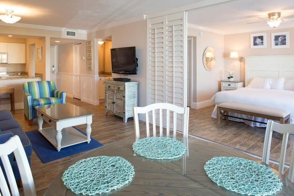 Exact unit will be assigned upon arrival. Views, colors and decor may vary.