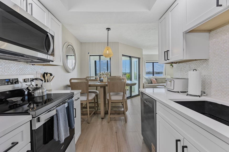 Kitchen & Dining Area