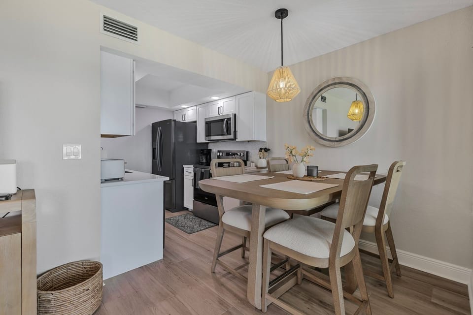 Kitchen & Dining Area